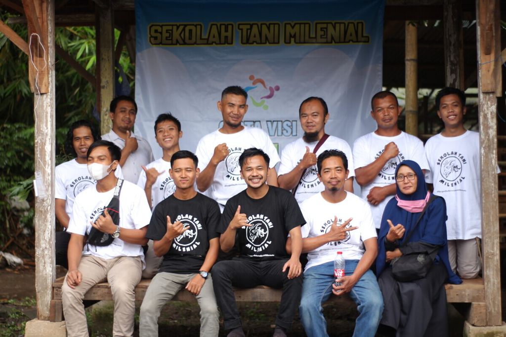Di Magelang, Rayndra mendirikan Sekolah Tani Milenial untuk menarik minat anak muda menjadi petani.