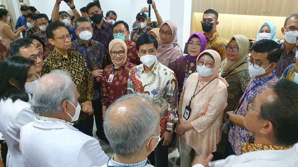 Menteri Kesehatan Budi Gunadi Sadikin, Direktur Utama RSCM Lies Dina Liastuti, dan Wakil Menteri Kesehatan Dante Saksono Harbuwono berdiskusi dengan para dokter di Rumah Sakit Umum Pusat Nasional Dr Cipto Mangunkusumo, Jakarta, saat meninjau gedung baru, Gedung Kanigara atau Central Medical Unit (CMU) 3, Jumat (3/3/2023).