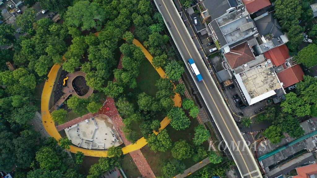 Foto udara Transjakarta lewat di samping area taman terbuka hijau Taman Puring, Kebayoran Baru, Jakarta Selatan, Rabu (29/1/2020). 