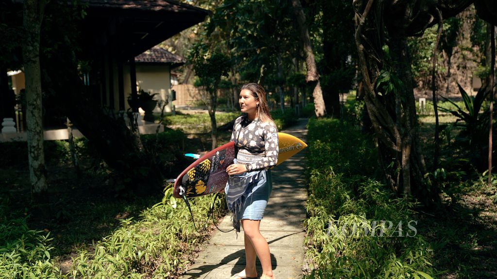 Peselancar peringkat satu dunia asal Kosta Rika, Brisa Hennessy, menuju Bobby's Surf Camp setelah berlatih di Pantai Plengkung (G-Land), Banyuwangi, Jawa Timur, Senin (30/5/2022). Hennessy mengaku sangat menikmati keindahan dan berselancar di G-Land, Banyuwangi. 