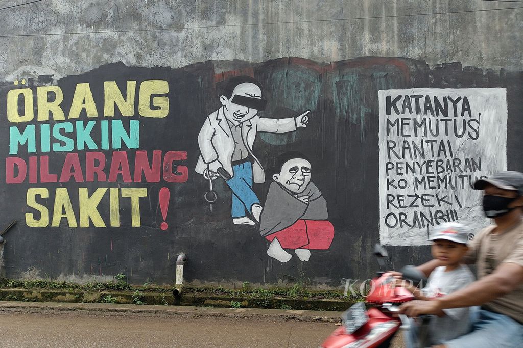 Ekspresi atas mahalnya biaya perawatan kesehatan diungkapkan warga dalam tulisan dan mural di sebuah tembok bangunan di Cisauk, Kabupaten Tangerang, Banten, 13 Maret 2022.