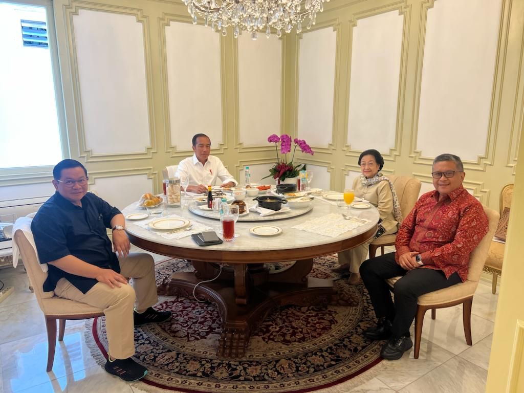 Chairperson of the Indonesian Democratic Party of Struggle (PDI-P) Megawati Soekarnoputri met with President Joko Widodo at the Merdeka Palace, Jakarta, Saturday (18/3/2023). The meeting was also attended by Secretary General of the PDI-P Central Leadership Council Hasto Kristiyanto (right) and Cabinet Secretary Pramono Anung.