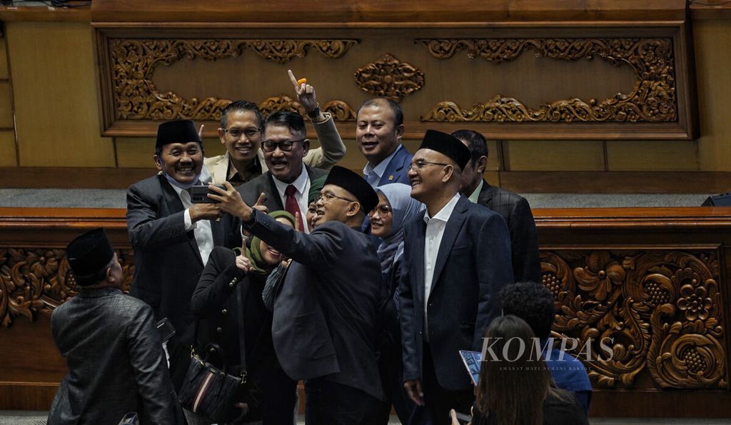Para anggota dewan yang hadir berswafoto bersama seusai Rapat Paripurna Pembukaan Masa Persidangan III Tahun 2022-2023 di Ruang Sidang Paripurna DPR, Jakarta, Selasa (10/1/2023). Rapat Paripurna ini menjadi kegiatan rapat pertama para anggota dewan setelah masa reses selama tiga pekan. 