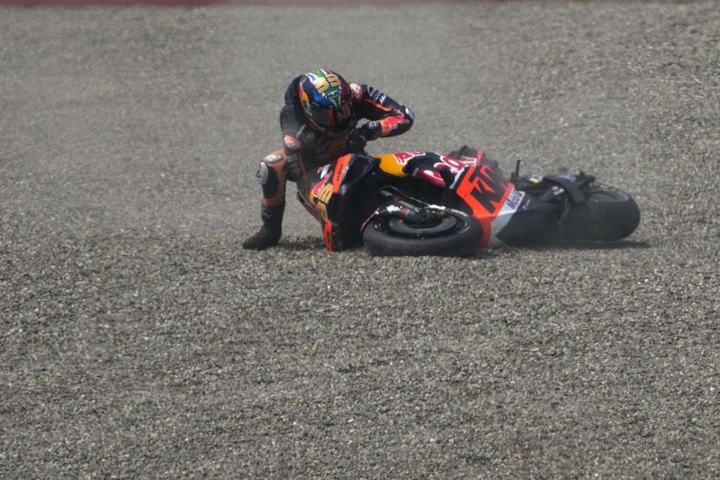 Pebalap Red Bull, Brad Binder, terjatuh saat latihan bebas pertama balap MotoGP seri India di Sirkuit Buddh, Greater Noida, Jumat (22/9/2023). Sejumlah pebalap terjatuh saat menjajal aspal sirkuit baru ini.