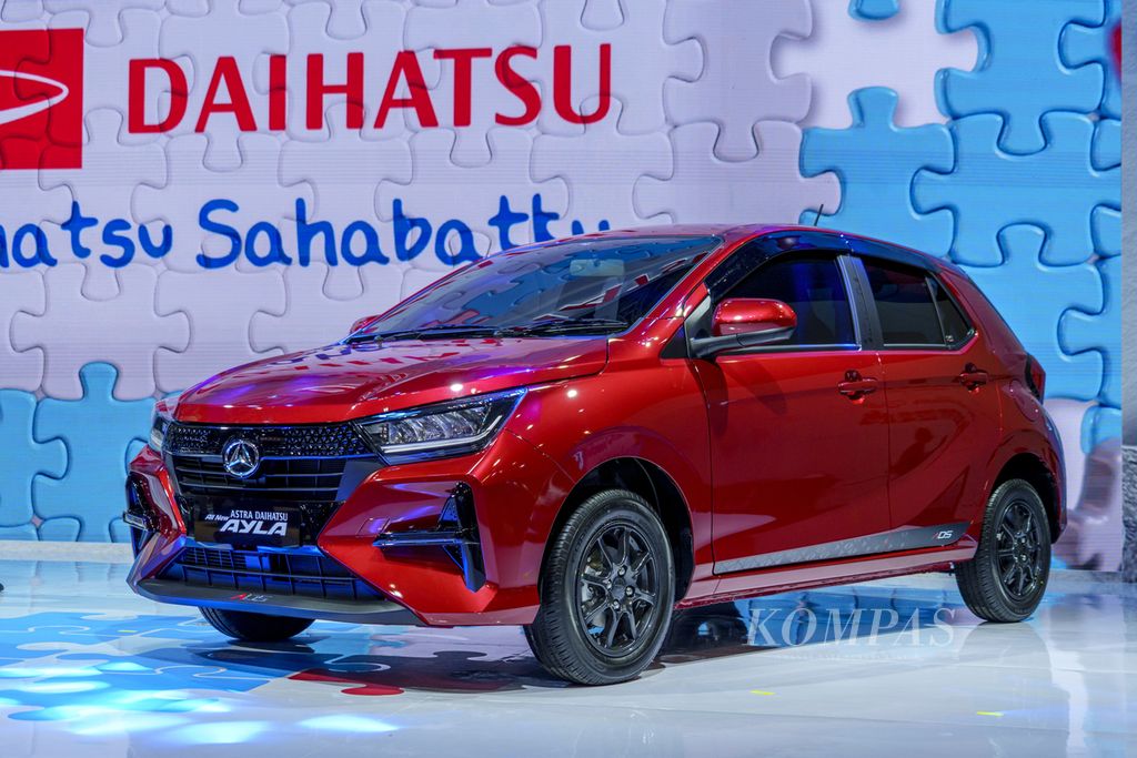 All New Astra Daihatsu Ayla dipajang pada pameran kendara Gaikindo Jakarta Auto Week di JCC Senayan, Jumat (10/03/2023).