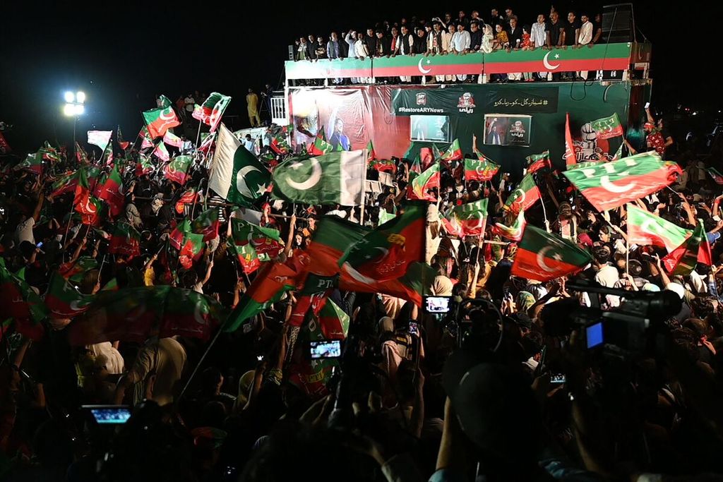 Para pendukung mantan Perdana Menteri Pakistan dan pemimpin partai Pakistan Tehreek-e-Insaf (PTI) Imran Khan berunjuk rasa menentang pemerintah di Islamabad, Pakistan, 20 Agustus 2022.  