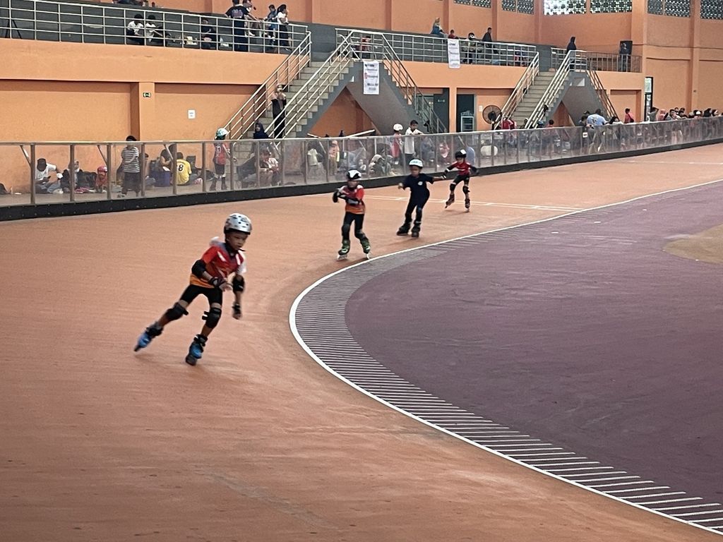 Suasana lomba <i>speed </i>200 meter Jakarta Inline Freestyle Challenge 2023 di Jakarta International Roller Track Arena, Sunter, Jakarta Utara, Minggu (28/5/2023).