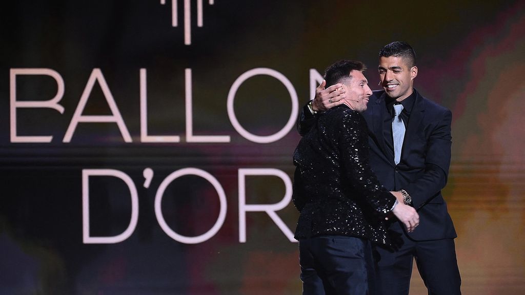 Pemain Atletico Madrid, Luis Suarez (kanan) memberi selamat kepada penyerang Paris Saint-Germain, Lionel Messi saat menerima trofi Ballon d'Or 2021. Messi meraih trofi ini saat masih bersama klub Barcelona sebanyak enam kali (2009, 2010, 2011, 2012, 2015, 2019) dan sekali bersama PSG (2021).
