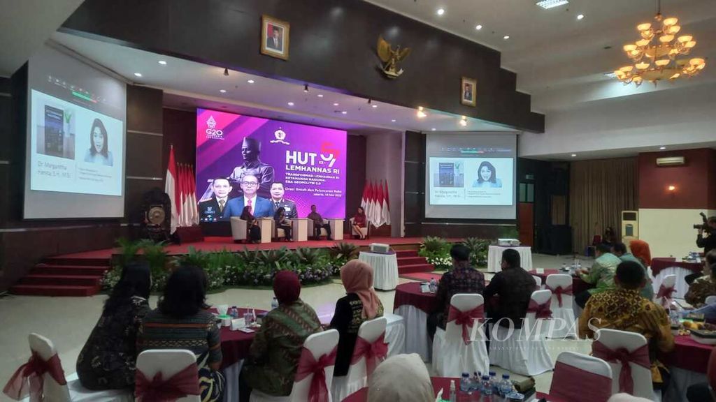Diskusi dalam rangkaian kegiatan perayaan HUTKe-57 Lemhannas di Jakarta, Kamis (19/5/2022). Dalam diskusi tersebut diungkapkan pentingnya adaptasi terhadap perubahan pascapandemi Covid-19 agar Indonesia bisa keluar dari krisis. Hadir sebagai pembicara Gubernur Lemhannas Andi Widjajanto, dosen Kajian Ketahanan Nasional Universitas Indonesia Margaretha Hanita, dan Rektor Universitas Islam Negeri Syarif Hidayatullah Jakarta Amany Lubis.
