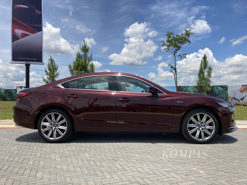 Tampak samping Mazda 6 Artisan Red Premium versi sedan. Dua model edisi terbatas Mazda, yakni Mazda CX-5 AWD dan Mazda 6 Artisan Red Premium, diuji singkat di kawasan BSD City, Tangerang, Banten, Selasa (7/3/2023).