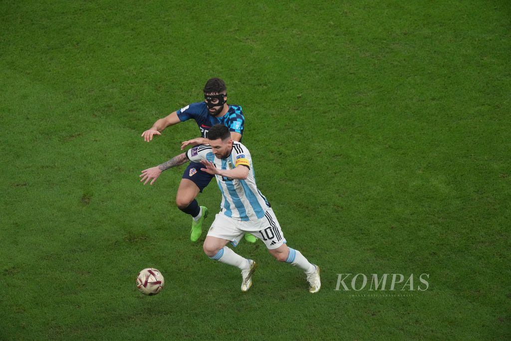 Bintang Argentina Lionel Messi berebut bola dengan bek Kroasia, Josko Gvardiol, pada laga semifinal Piala Dunia Qatar 2022 di Stadion Lusail, Qatar, Rabu (14/12/2022) dini hari WIB. Argentina melaju ke final setelah mengalahkan Kroasia, 3-0.