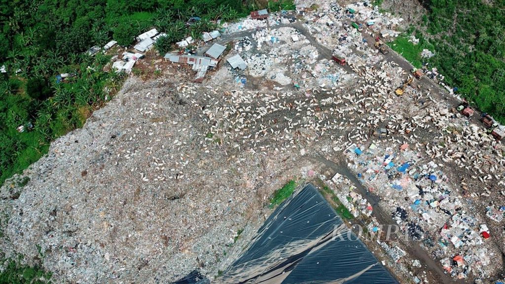 Aktivitas pembuangan sampah yang sebagian besar bersumber dari rumah tangga di TPA Jatibarang, Kota Semarang, Jawa Tengah, Selasa (12/3/2019). 