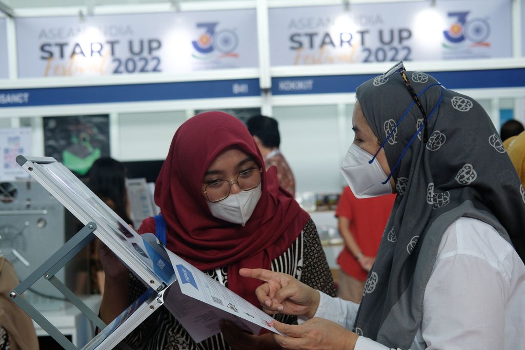 Pengunjung mendatangi salah satu stan riset dan inovasi di Gedung ICC, Cibinong Science Center, Bogor, Kamis (27/10/2022). Badan Riset dan Inovasi Nasional (BRIN) menggelar pameran riset dan invoasi dalam acara InaRI Expo 2022 dengan tema Digital, Blue, & Green Economy: Riset dan Inovasi untuk Kedaulatan Pangan dan Energi.