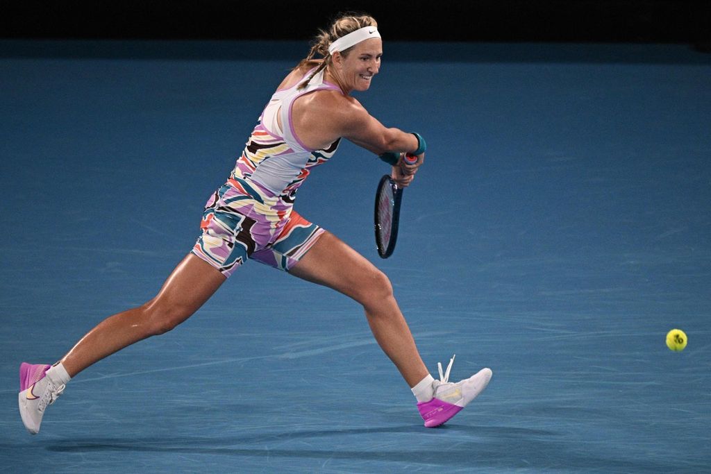 Petenis Belarus Victoria Azarenka memukul bola melawan petenis Amerika Serikat Jessica Pegula pada laga perempat final Grand Slam Australia Terbuka di Melbourne Park, Melbourne, Australia, Selasa (24/1/2023). 
