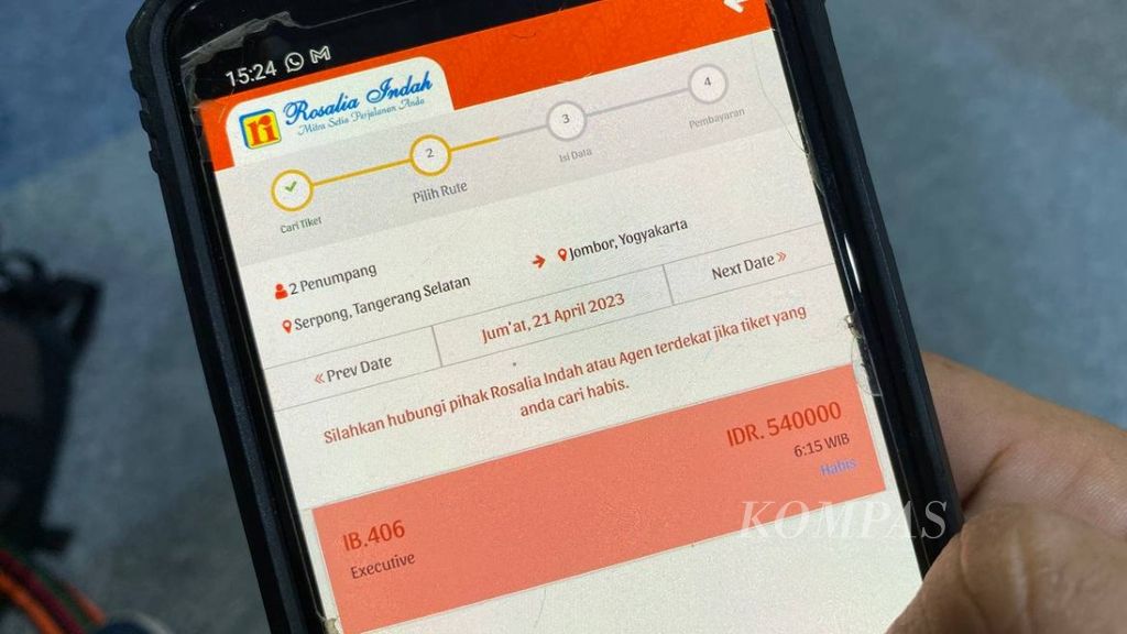 Pengguna mencari tiket bus untuk mudik Lebaran melalui aplikasi Rosalia Indah. Bus menjadi salah satu moda transportasi yang banyak diburu pemudik untuk Lebaran.