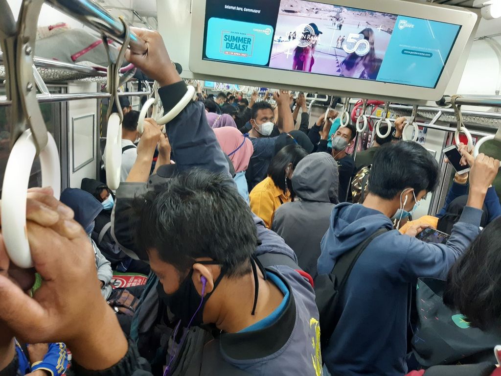 Penumpang memenuhi KRL Commuterline dari Stasiun Tanah Abang menuju arah Stasiun Serpong, Tangerang Selatan, saat jam pulang kerja, Rabu (14/4/2021). KRL menjadi sah satu primadona kaum urban untuk mobilitas.