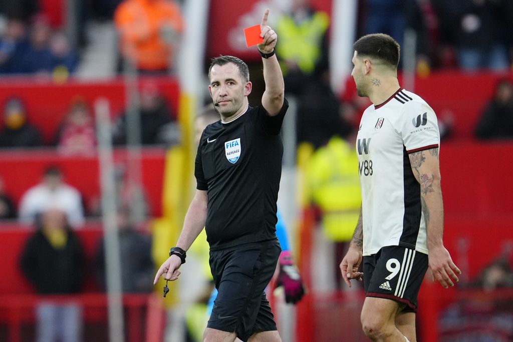 Pemain Fulham, Aleksandar Mitrovic, melihat ke arah wasit setelah mendapat kartu merah dalam pertandingan perempat final Piala FA antara Manchester United dan Fulham di Stadion Old Trafford, Manchester, Minggu (19/3/2023).