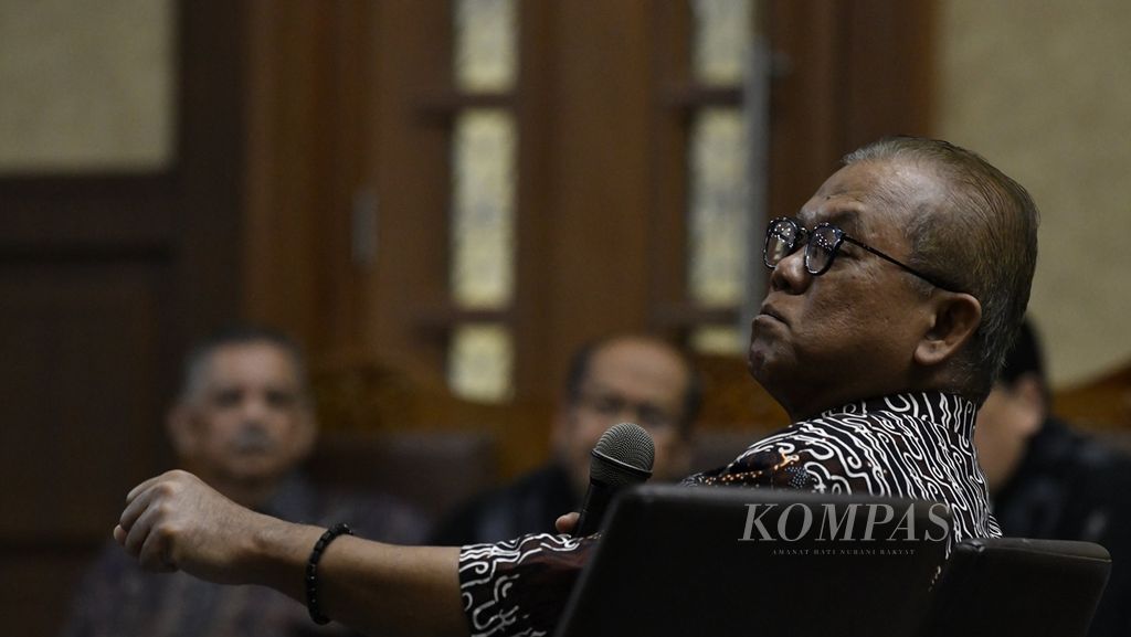 Saksi ahli hukum pidana Universitas Trisakti, Abdul Fickar Hadjar, memberikan keterangan dalam sidang lanjutan dengan terdakwa Direktur Utama PT PLN (Persero) nonaktif Sofyan Basir dalam kasus suap proyek Pembangkit Listrik Tenaga Uap Riau-1 di Pengadilan Tindak Pidana Korupsi Jakarta, Senin (26/8/2019). 