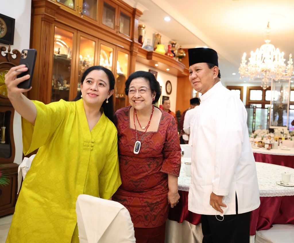 Ketua DPR Puan Maharani mengajak Ketua Umum PDI-P Megawati Soekarnoputri dan Ketua Umum Gerindra Prabowo Subianto untuk berswafoto bersama di kediaman Megawati, Jakarta (2/5/2022).