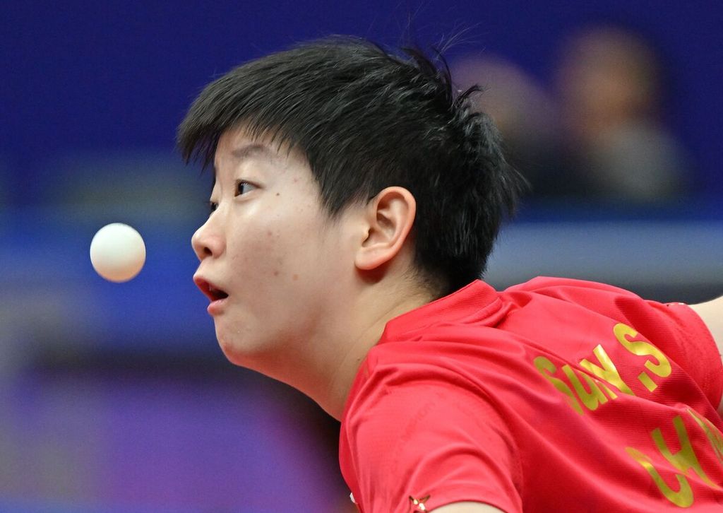 Atlet tenis meja China, Sun Yingsha, memukul bola saat bertanding melawan atlet Kazakhstan, Sarvinoz Mirkadova, pada pertandingan babak penyisihan tenis meja Asian Games Hangzhou 2022 di Hangzhou, China, Jumat (22/9/2023).