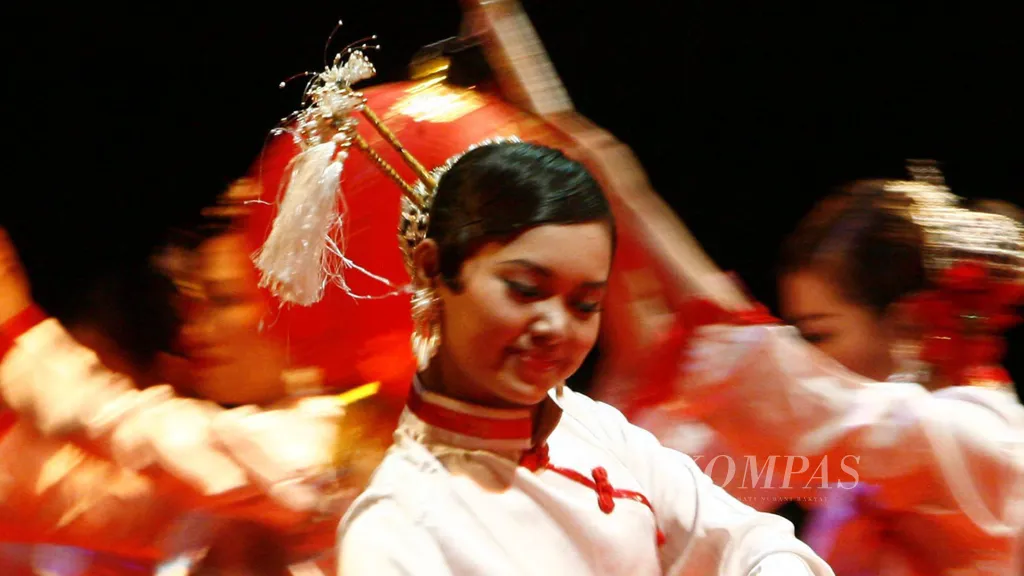 Kelompok Gentra Ewangga menarikan tari lampion saat
Perayaan Tahun Baru Imlek Nasional 2558 yang diadakan
oleh Majelis Tinggi Agama Khonghucu Indonesia di Jakarta
Convention Center, Jakarta, Sabtu (24/2). Presiden Susilo Bambang Yudhoyono, Wapres Jusuf Kalla, dan mantan Presiden Abdurrahman Wahid, hadir.
