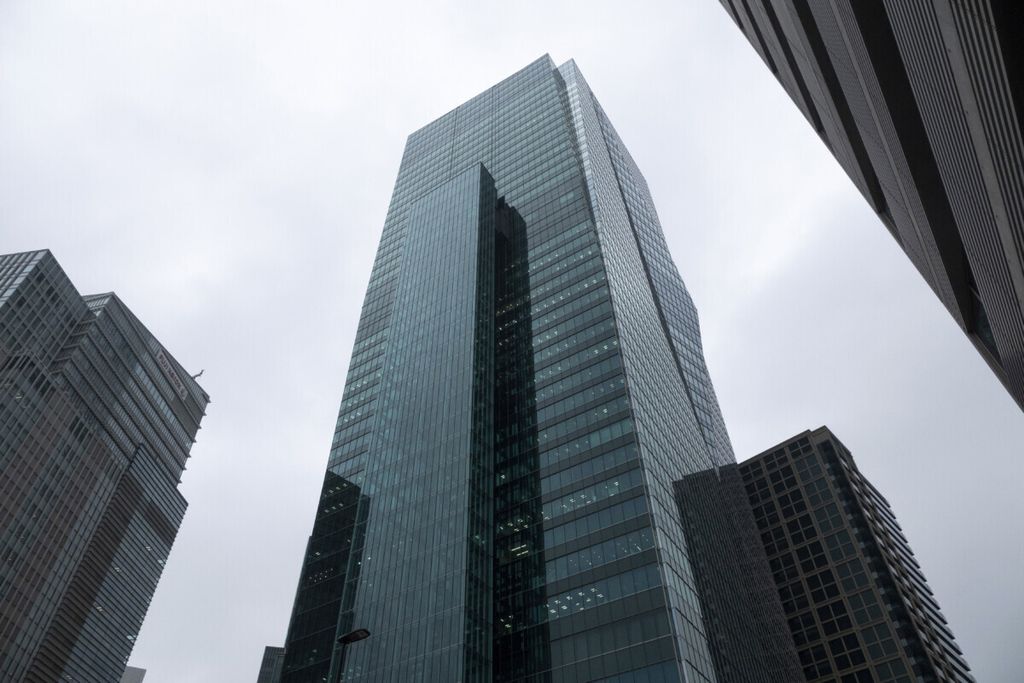 Sumitomo Fudosan Roppongi Grand Tower merupakan tempat di mana sejumlah lembaga penukaran mata uang kripto berkantor di Jepang, Jumat (12/7/2019). Sebuah tempat penukaran mata uang kripto melaporkan adanya peretasan yang menyebabkan hilangnya 3,5 miliar yen atau senilai 32 juta dollar AS mata uang virtual.