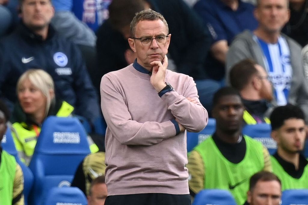Manajer interim Manchester United Ralf Rangnick menyaksikan pemainnya berlaga pada laga Liga Inggris antara Brighton and Hove Albion dan Manchester United di Stadion American Express Community, Brighton, 7 Mei 2022. 