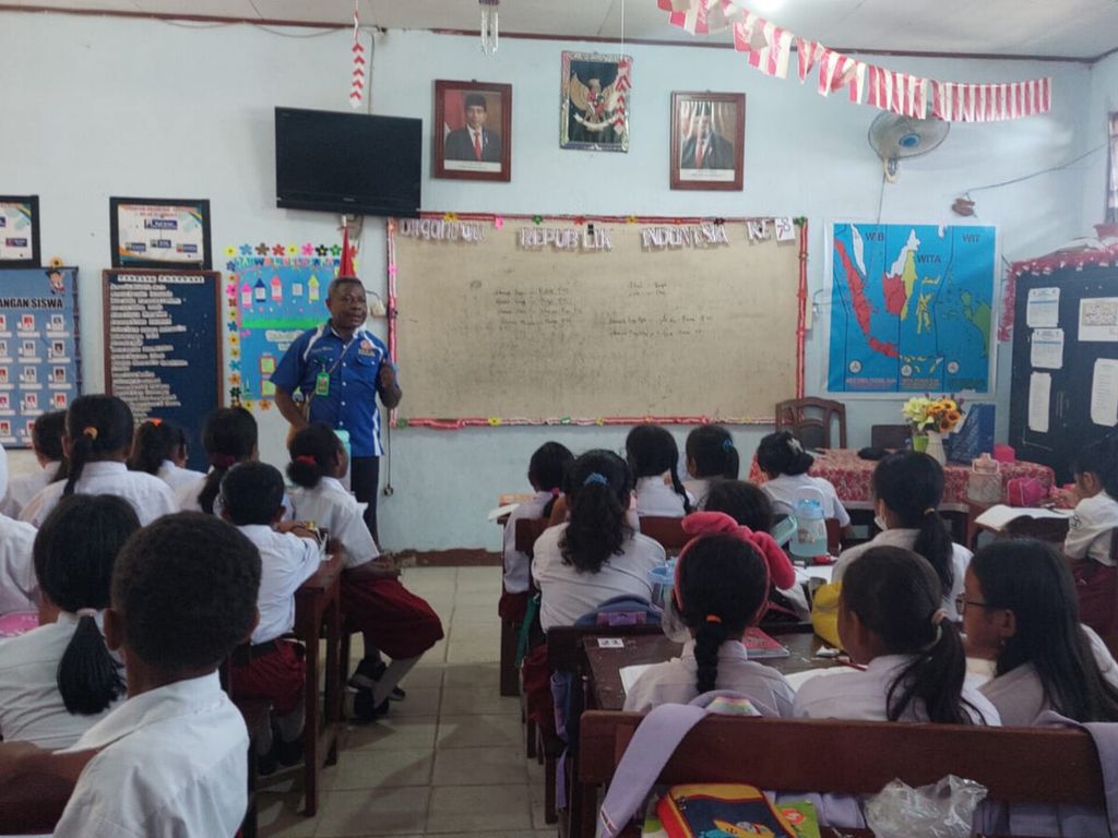 Direktur Sekolah Adat Negeri Papua Origenes Monim memberikan materi bahasa daerah di salah satu sekolah dasar di Distrik Sentani, Kabupaten Jayapura, Papua, 4 September 2023. Kegiatan ini merupakan salah satu implementasi kurikulum merdeka tentang revitalisasi bahasa daerah.