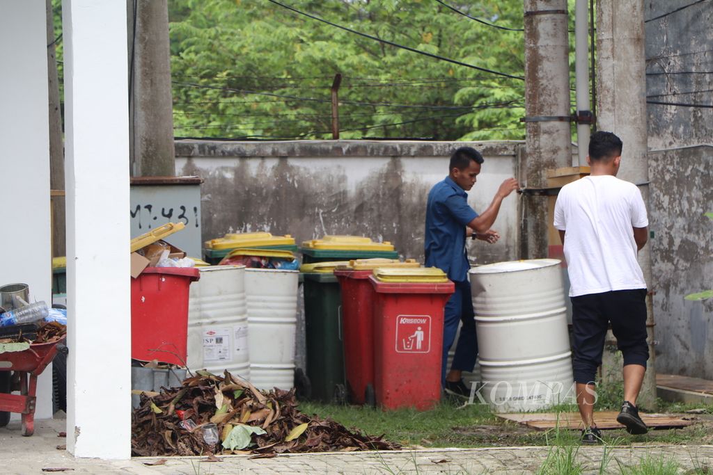 Petugas memindahkan bahan baku obat sirop <i>propylene glycol</i> yang disita Balai Besar Pengawas Obat dan Makanan di Medan, Sumatera Utara, Senin (31/10/2022). Bahan baku itu disita dari PT Universal Pharmaceutical Industries yang memproduksi obat mengandung cemaran etilen glikol dan dietilen glikol melebihi ambang batas. 