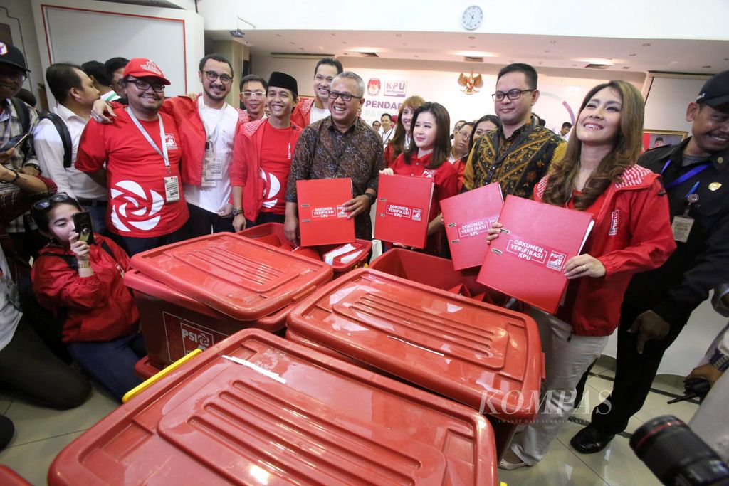 Partai Solidaritas Indonesia (PSI) mendaftarkan partainya sebagai peserta Pemilu 2018 di KPU RI di kantor Komisi Pemilihan Umum (KPU) RI, Jakarta, Selasa (10/10/2017). Rombongan dipimpin Ketua umum PSI Grace Natalie yang datang bersama kader PSI lainnya seperti Tsamara Amany, Isyana Bagoes Oka, termasuk penyanyi Giring Ganesha membawa 150 kontainer dokumen yang diserahkan untuk diperiksa secara administratif oleh KPU sebagai kelengkapan verifikasi.