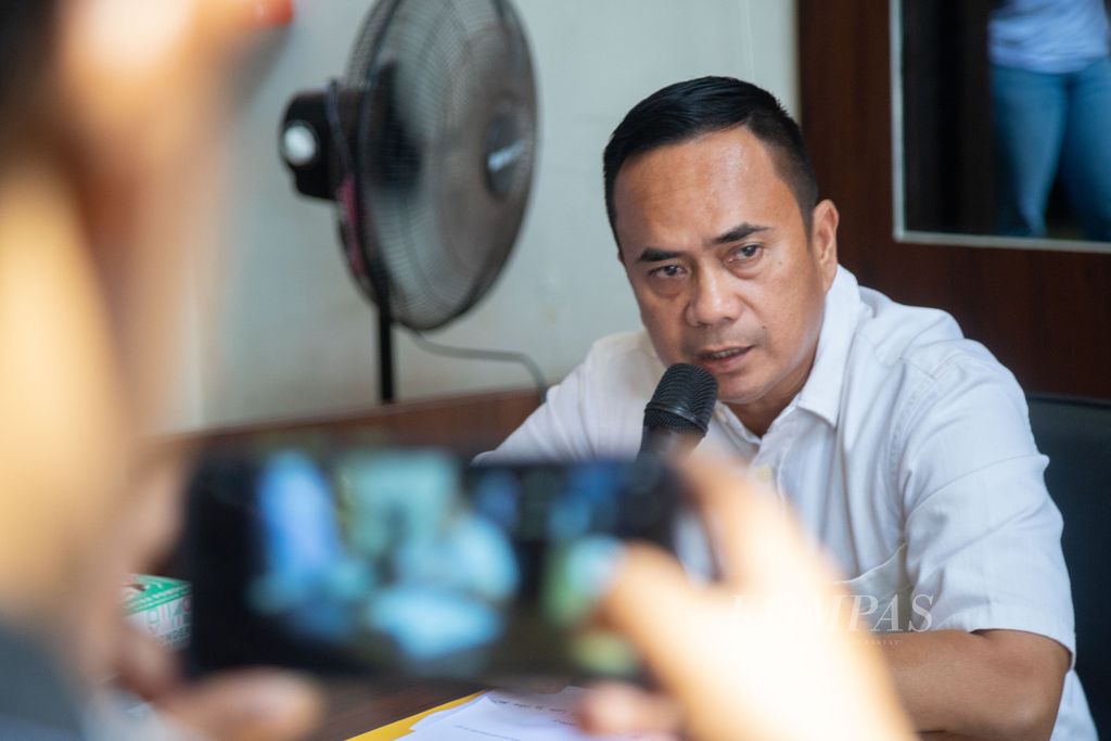 Direktur Reserse dan Kriminal Umum Polda Kepulauan Riau Komisaris Besar Jefri Siagian memberikan keterangan pers terkait kasus penyelundupan pekerja migran tanpa dokumen di Markas Polda Kepri, Sabtu (2/7/2022).