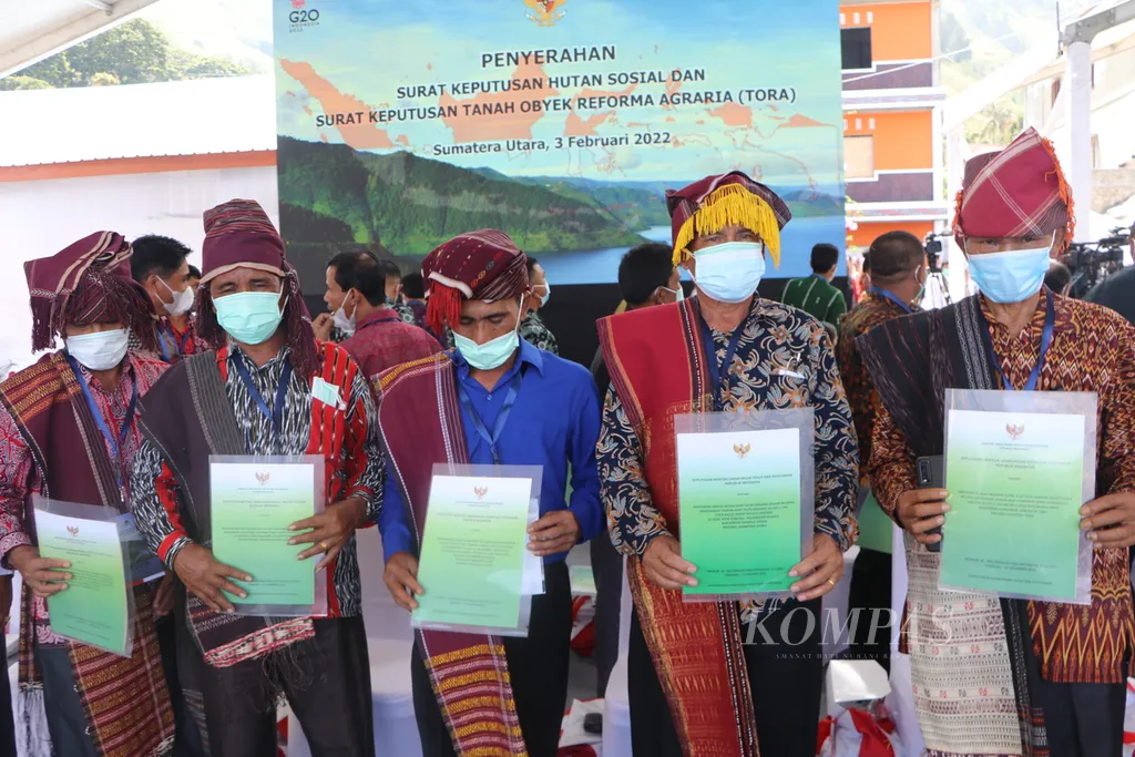 Sejumlah komunitas masyarakat adat kawasan Danau Toba menerima Surat Keputusan Penetapan Hutan Adat di Desa Simangulampe, Kecamatan Baktiraja, Kabupaten Humbang Hasundutan, Sumatera Utara, Kamis (3/2/2022).