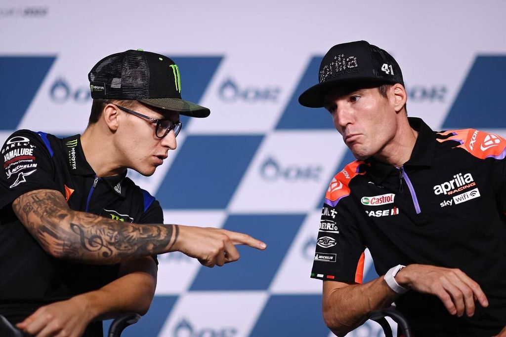 Pebalap Monster Energy Yamaha, Fabio Quartararo (kiri), berbicara dengan pebalap Aprilia, Aleix Espargaro, di tengah konferensi pers Grand Prix MotoGP Thailand di Sirkuit Internasional Chang, Buriram, Thailand, Kamis (29/9/2022).  
