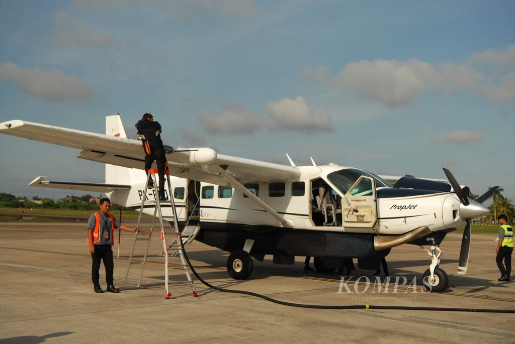 Petugas Susi Air mengisi bahan bakar di Bandara Sultan Thaha, Jambi, Jumat (5/1/2024).