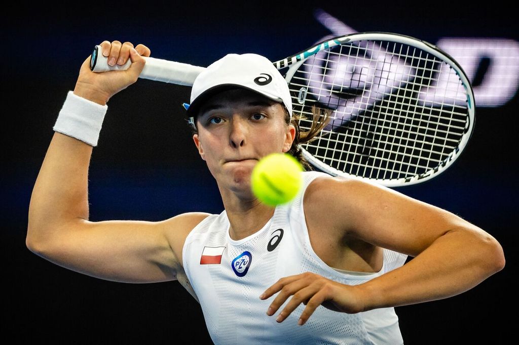 Petenis putri Polandia, Iga Swiatek, tak terhadang saat melawan Yulia Putintseva (Kazakhstan) pada laga tunggal putri Piala United antara Polandia dan Kazakhstan di Brisbane, Australia, Sabtu (31/12/2022). 