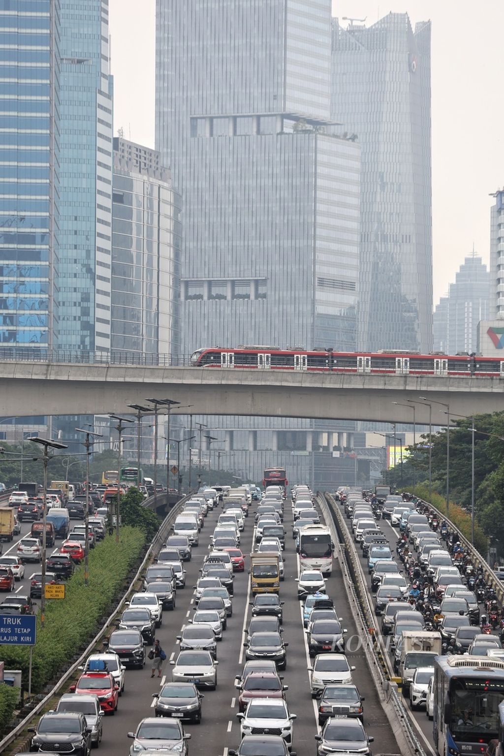 Pengendara terjebak kemacetan saat jam pulang kerja di Jalan Gatot Subroto, Jakarta, Jumat (5/4/2024). Dinas Kependudukan dan Pencatatan Sipil DKI Jakarta memprediksi sekitar 8 juta penduduk Jakarta akan mudik Lebaran 2024. Puncak mudik diprediksi pemerintah terjadi pada tanggal 5 sampai 8 April 2024, bertepatan dengan akhir pekan dan cuti bersama Lebaran 2024. Pemerintah DKI Jakarta memperkirakan 60 sampai 70 persen dari keseluruhan penduduk Jakarta mudik ke kampung halaman. KOMPAS/FAKHRI FADLURROHMAN (FAK) 05-04-2024