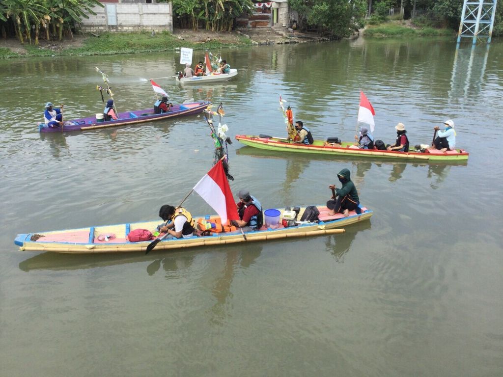 Tim peneliti Ecoton saat pengambilan sampel air di mulut intake Karangpilang, Kali Surabaya, Jawa Timur, Rabu (18/8/2021). Penelitian pencemaran Kali Surabaya termasuk dalam kegiatan peringatan 76 Tahun Proklamasi Kemerdekaan Indonesia dan kampanye pelestarian lingkungan hidup.