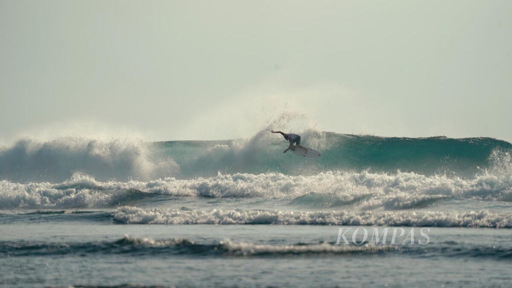 Peselancar Amerika Serikat, Jake Marshall, beraksi pada babak pembuka seri ke-6 Championship Tour Liga Selancar Dunia (CT WSL) di Pantai Plengkung (G-Land), Banyuwangi, Jawa Timur, Sabtu (28/5/2022). 