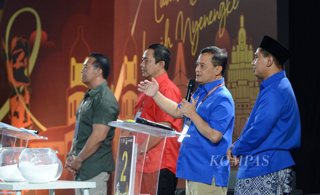 Pasangan nomor urut 02, Ahmad Luthfi-Taj Yasin Maimoen, mendapatkan giliran menjawab pertanyaan terkait pengelolaan pemerintahan dalam sesi debat terbuka di Marina Convention Center, Kota Semarang, Jawa Tengah, Rabu (30/10/2024). 