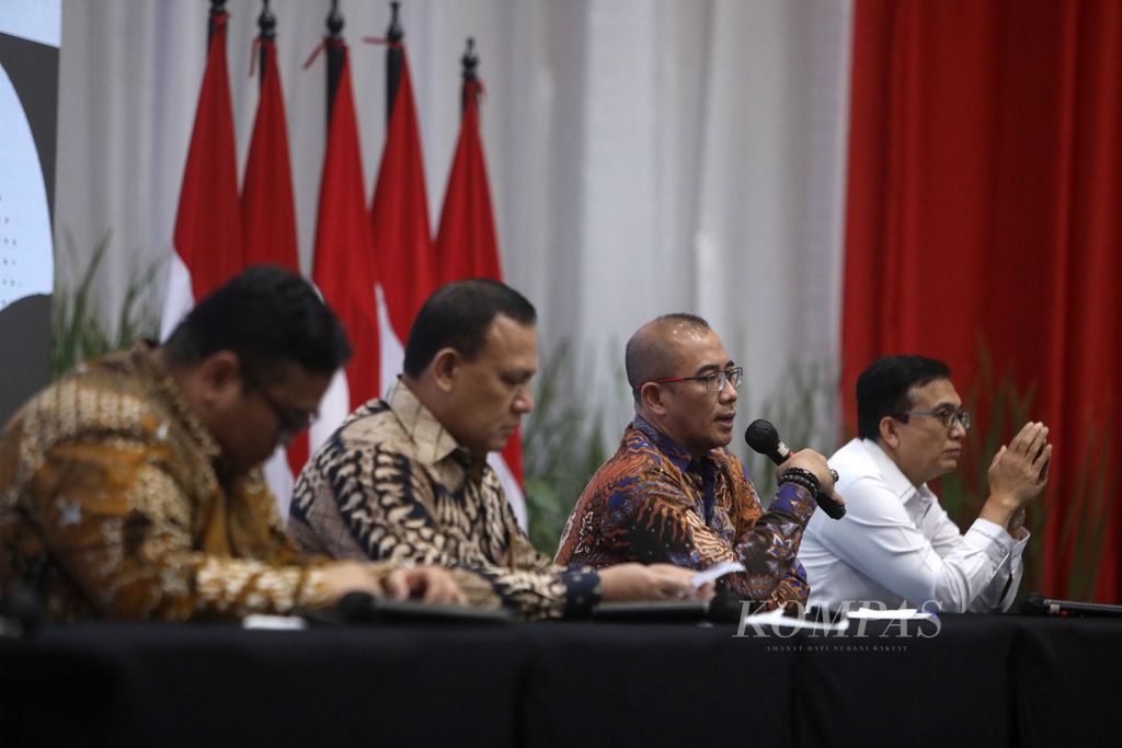 Ketua Bawaslu Rahmat Bagja, Ketua KPK Firli Bahuri, Ketua KPU Hasyim Asy'ari, dan Irjen Kemendagri Tumpak Haposan (kiri ke kanan) memberikan keterangan kepada wartawan seusai acara Executive Briefing Politik Cerdas Berintegritas di Gedung KPK, Jakarta, Rabu (18/5/2022). 