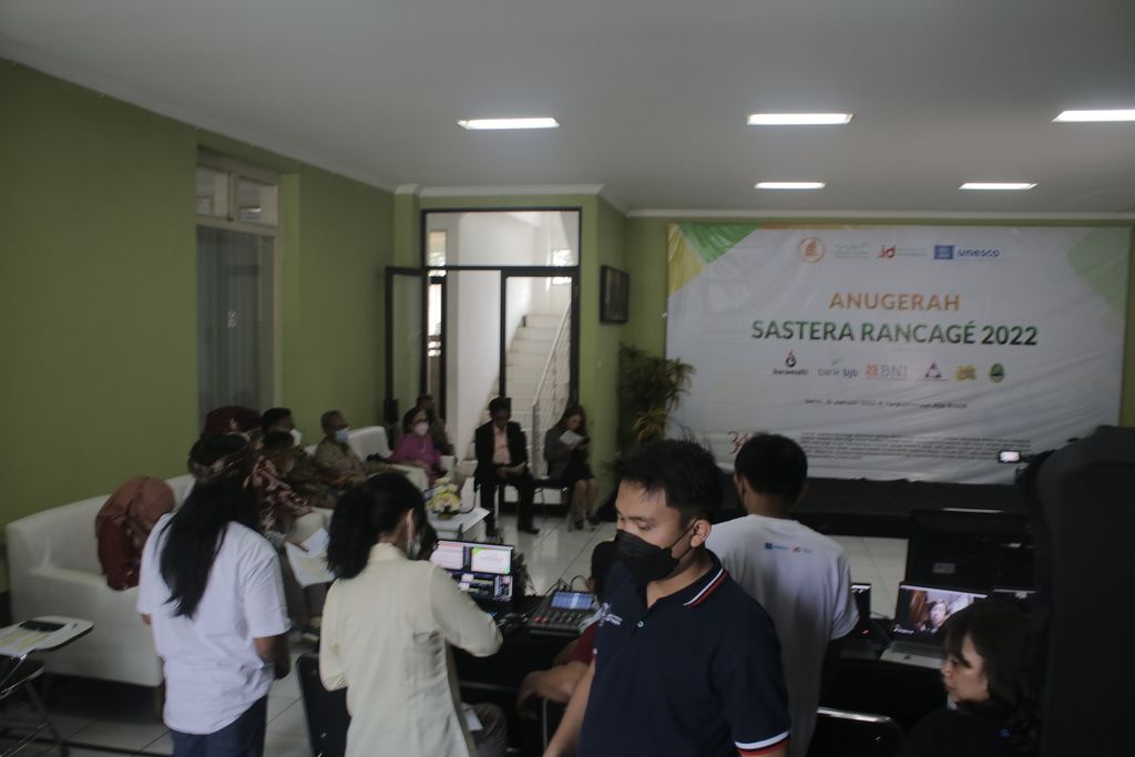 Kesibukan petugas di belakang layar Acara Anugerah Sastera Rancage 2022 di Perpustakaan Ajip Rosidi, Kota Bandung, Jawa Barat, 31 Januari 2022. Karena dalam situasi pandemi, penghargaan karya sastra daerah se-Indonesia ini dilaksanakan hibrida.
