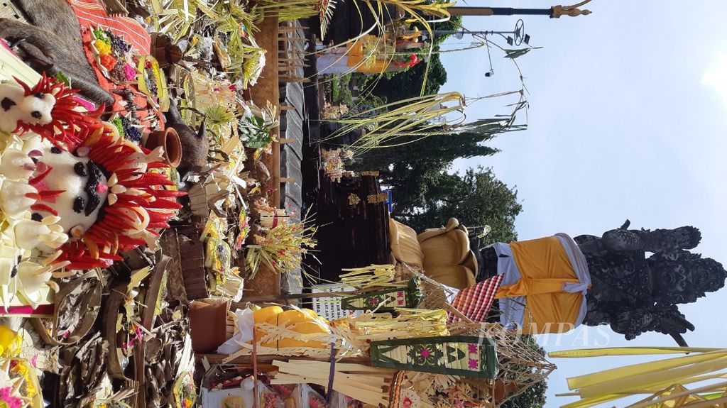 Satu hari sebelum hari suci Nyepi Tahun Baru Saka 1945 pada Rabu (22/3/2023) digelar upacara Tawur Tilem Kesanga, Selasa (21/3/2023). Di Kota Denpasar, upacara Tawur Tilem Kesanga dipusatkan di area Catus Pata Catur Muka. Upacara Tawur Tilem Kesanga mengantarkan umat Hindu menyambut Nyepi.