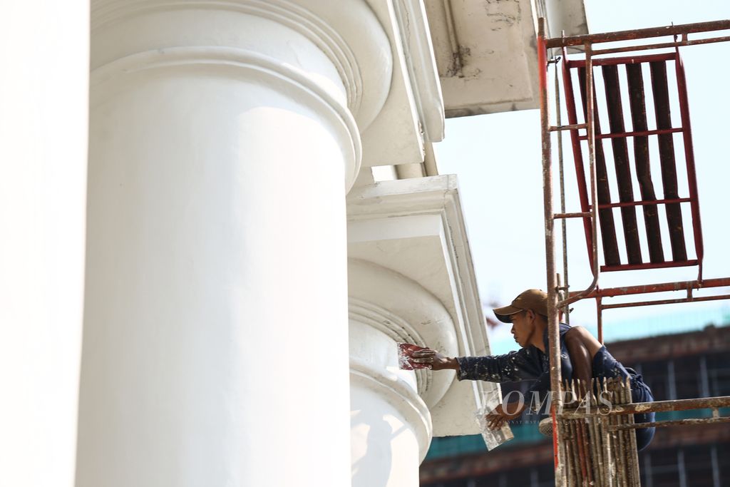 Pekerja melakukan renovasi pada bagian luar GPIB Immanuel, Gambir, Jakarta Pusat, Rabu (18/12/2019). 