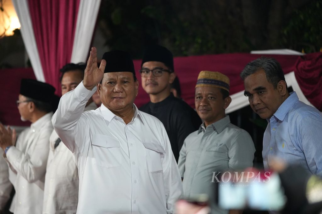 Prabowo Subianto, yang ditetapkan sebagai peraih suara terbanyak pada Pemilihan Presiden 2024, bersama pimpinan Koalisi Indonesia Maju dalam jumpa pers di kediamannya di Jalan Kertanegara, Jakarta, Rabu (20/3/2024) malam. Prabowo mengajak masyarakat kembali bersatu, rukun, dan bekerja sama. 