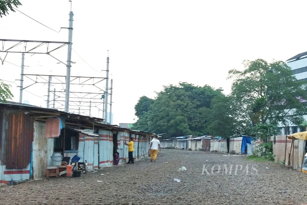 Lokalisasi Gunung Antang yang berada di sekitar rel kereta Stasiun Matraman dan tak jauh dari perkampungan masih beroperasi pada Jumat (17/6/2022).