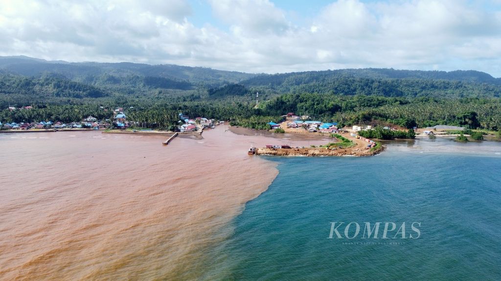 Kondisi laut di pesisir Desa Sukarela Jaya di Wawonii Tenggara, Konawe Kepulauan, yang tercemar lumpur, Kamis (1/6/2023). Kondisi ini terjadi diduga kuat akibat aktivitas pertambangan. Penambangan nikel ini berkali-kali diprotes warga, mulai dari persoalan lahan hingga dianggap membuat mata air rusak dan berlumpur.
