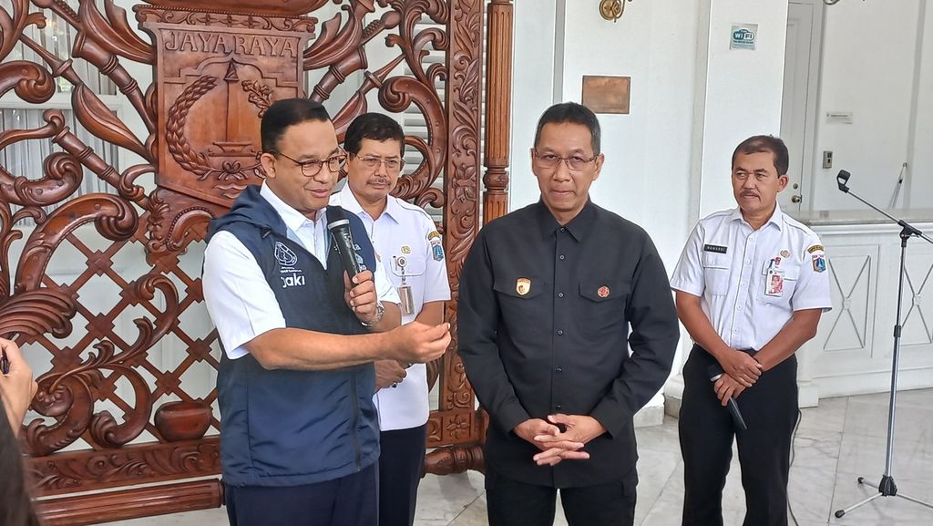 Heru Budi Hartono bertemu Gubernur DKI Jakarta Anies Baswedan saat melakukan jumpa pers di Balaikota DKI Jakarta, Rabu (12/10/2022). Dalam kesempatan saat itu Heru menjelaskan, ia datang ke Balaikota DKI Jakarta atas undangan Anies Baswedan sekaligus sebagai silaturahmi.