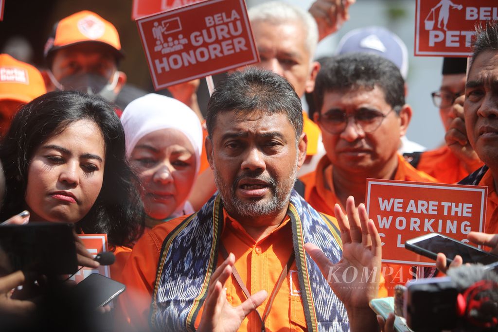 Presiden Partai Buruh Said Iqbal memberikan keterangan kepada wartawan seusai mendaftarkan menjadi calon peserta Pemilu 2024 di Kantor KPU, Jakarta, Jumat (12/8/2022).