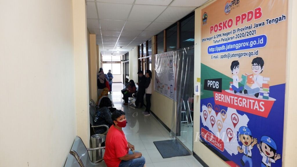 Orangtua siswa duduk di ruang tunggu Posko Penerimaan Peserta Didik Baru (PPDB) Jawa Tengah, Dinas Pendidikan dan Kebudayaan Jateng, Kota Semarang, Rabu (17/6/2020). PPDB Jateng berlangsung secara daring.