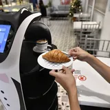 Penggunaan Robot Pelayan di Kafe